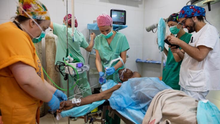 Entrevistamos a Débora Acín, cirujana del Hosp. de Fuenlabrada, sobre la campaña solidaria en Camerún