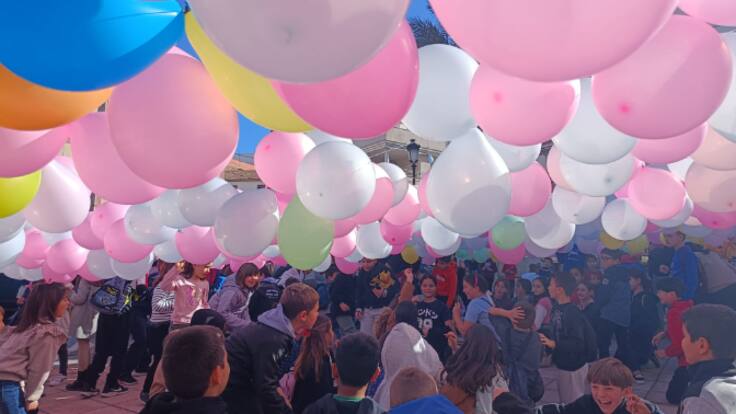 Globotà con 1.500 globos en el Porrat de Sant Antoni del Porquet de la Font d'En Carròs