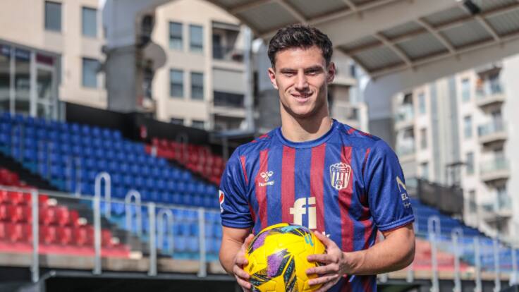 Javi LLabrés, presentado como nuevo futbolista del Eldense