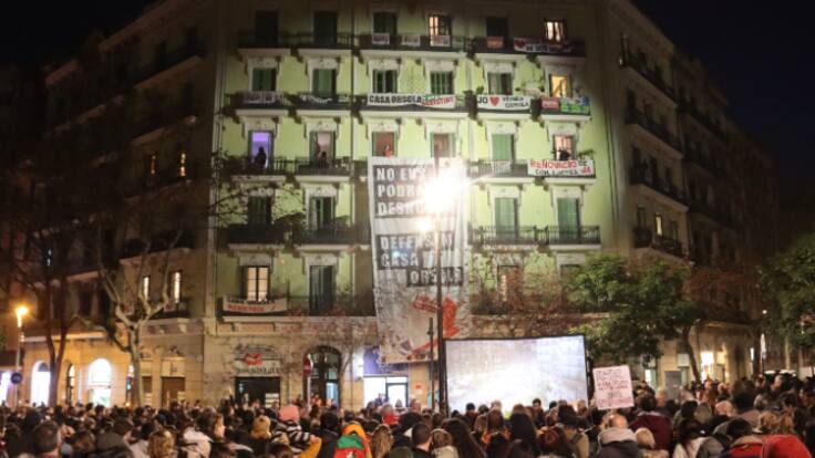 Un miler de veïns clama per frenar el primer desnonament de Casa Orsola