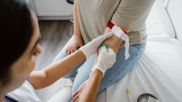 Una psicóloga explica por qué hay gente que se desmaya con las agujas: "Nuestro cuerpo quiere preservar nuestra supervivencia"