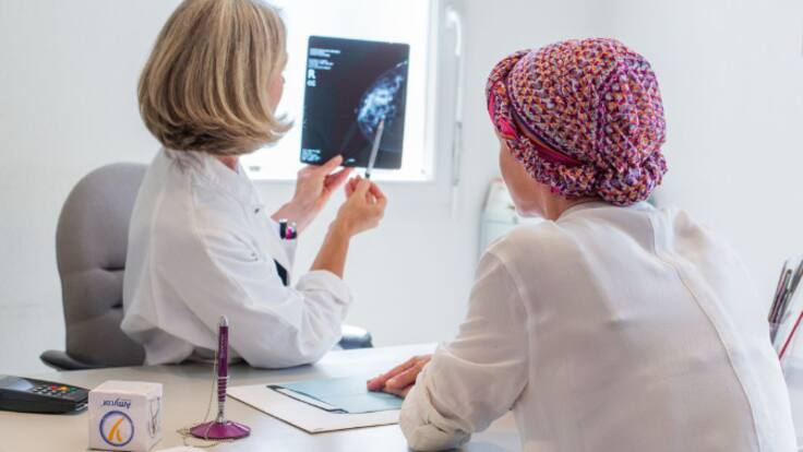 Sobrecarga de trabajo y retrasos en la atención: los oncólogos españoles denuncian la falta de medios