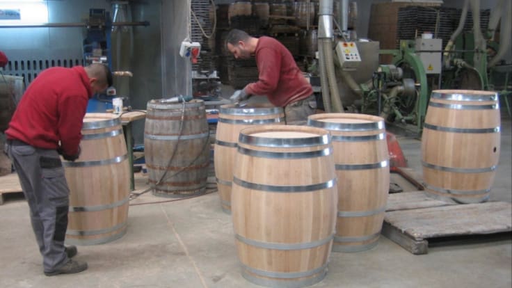 El arte de la tonelería: la magia de las barricas para crear los grandes vinos