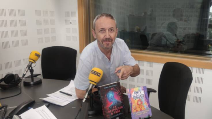 Rincón Literario (16-10-2025): Los límites de la IA en la novela ‘La respuesta a todo’ de Daniel Arias Aranda.