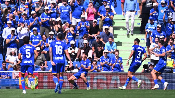 El alcalde de Valdemoro, David Conde, repasa el acuerdo entre el Inter de Valdemoro y el Getafe CF para jugar la Copa del Rey en el Coliseum