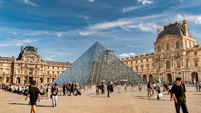 El Louvre reabre sus puertas tres días después del atraco multimillonario con la sala del robo cerrada y acordonada