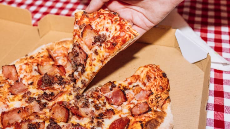 Una nutricionista explica por qué nos encanta comer comida basura tras una noche de fiesta