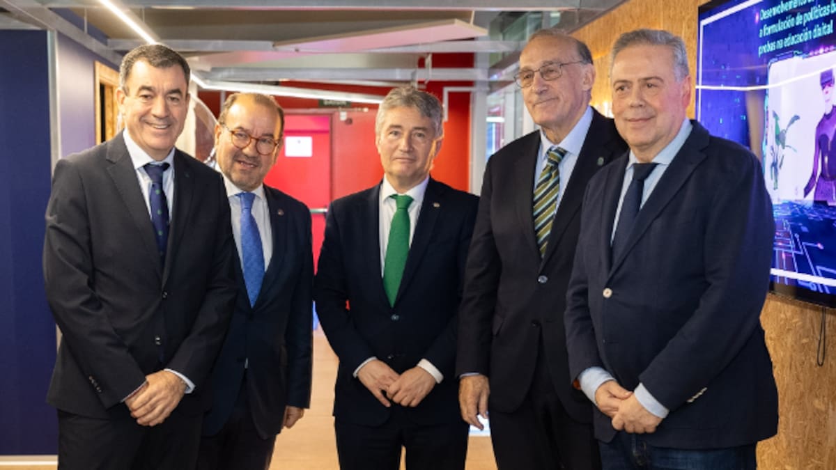 Do "concello fallido" polo conflito das horas extras á "lección dos reitores" polo consenso en Medicina na tertulia do Hoy por Hoy Santiago