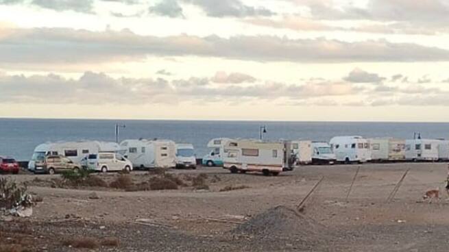 Crece el 'asentamiento' de autocaravanas junto a una playa de Lanzarote