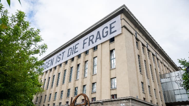 Así es Berghain, la discoteca real que da nombre al último hit de Rosalía: salas para sexo, no hay espejos y el portero manda