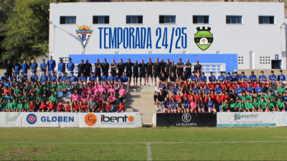 David Cervera, con los resultados de los equipos del Villena CF