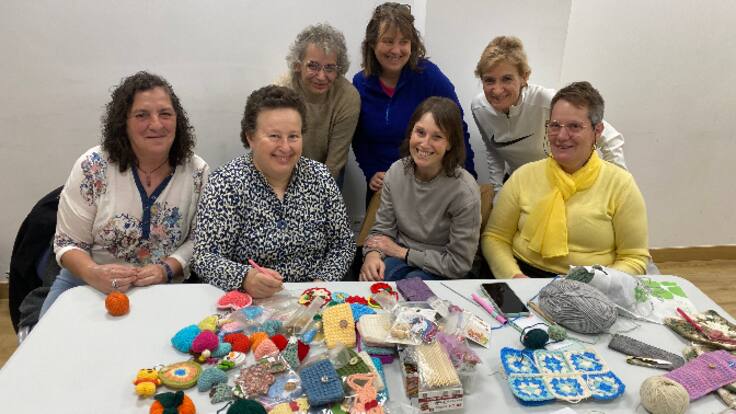 Cáncer, ganchillo y risas: la terapia solidaria que une y sana en Cuenca