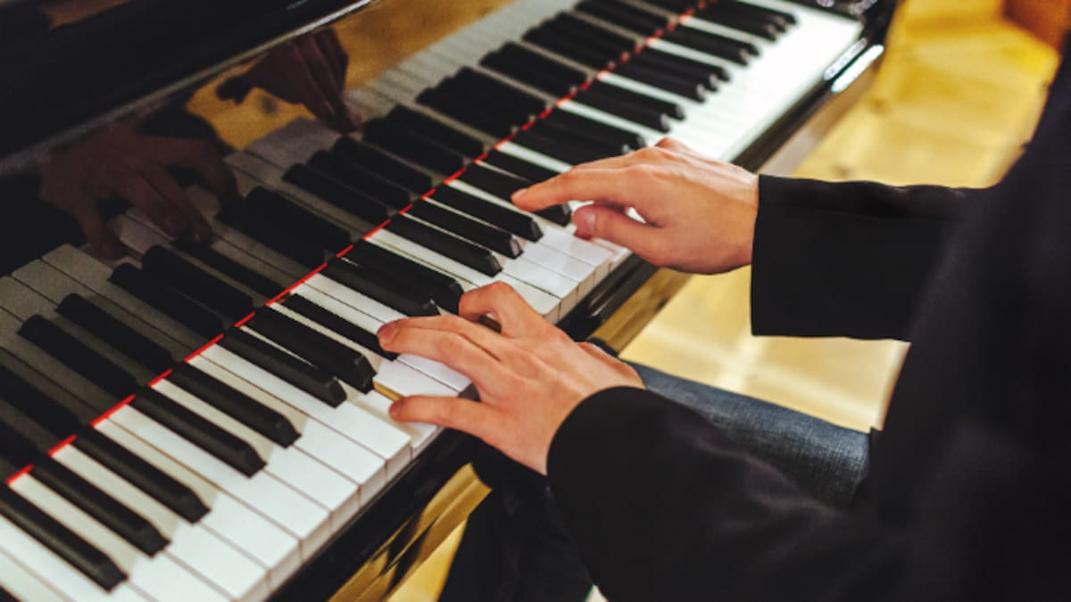 "Si no la tocamos, se lía": un pianista revela la canción que siempre le piden en cualquier fiesta... y no es la que estás pensando