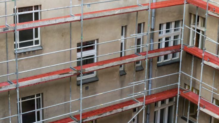 Un parque envejecido, precios al alza y trámites lentos condicionan la rehabilitación de viviendas en Málaga