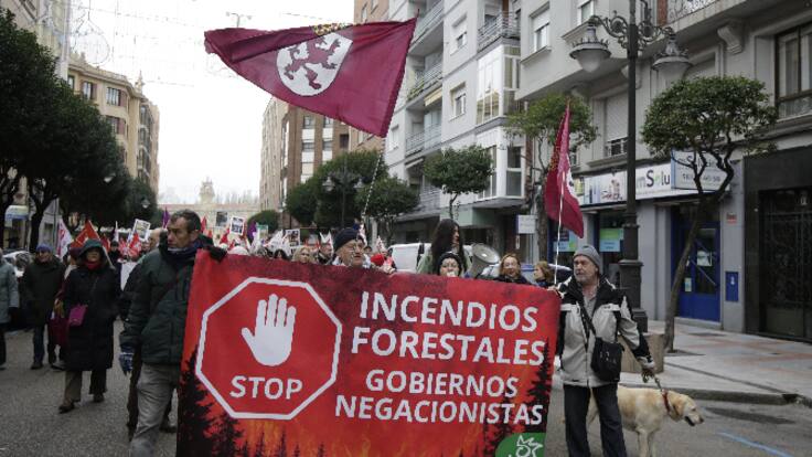 Mil personas recorren las calles de León para exigir responsabilidades a la Junta por la gestión de los incendios forestales