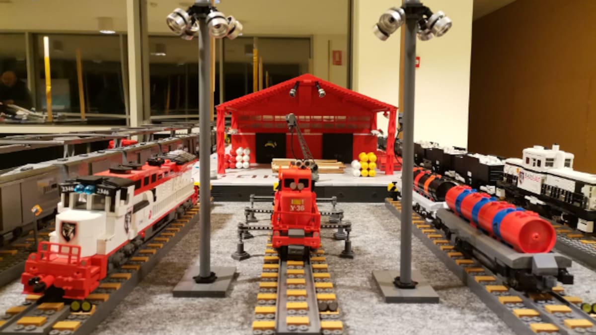 Clara Pérez, responsable del Museo Aquagraria, nos guía en la exposición de TENTE