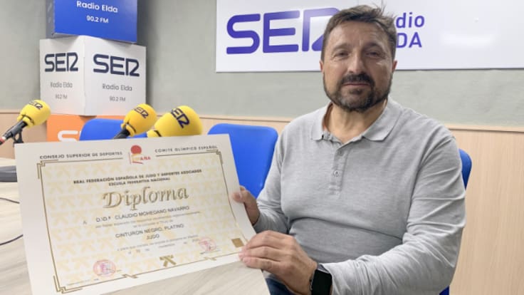 Claudio Mohedano, judoka eldense galardonado con el cinturón negro de platino