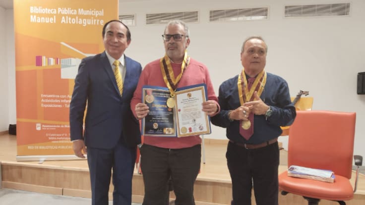 Juan Emilio Ríos Medalla de la Asociación Mundial de Escritores Orbe
