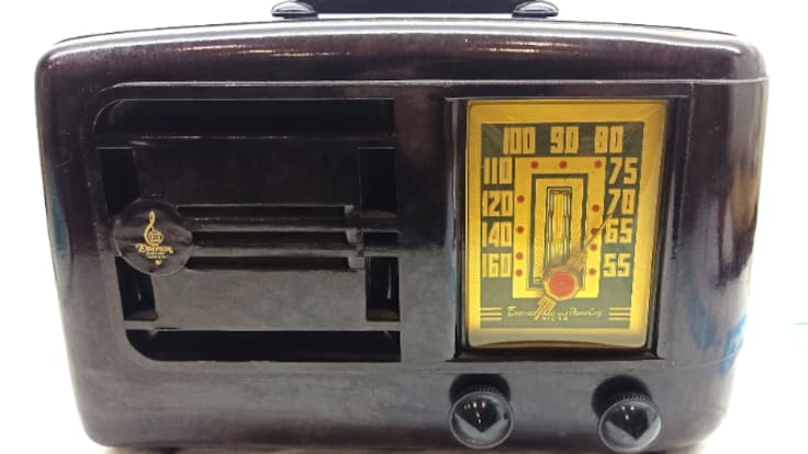 Entrevista a Antonio Sánchez y Evaristo Palacios del Radio Club Fuenlabrada sobre la exposición 'Historia de la Radio' que se puede ver en el CEART de Fuenlabrada.