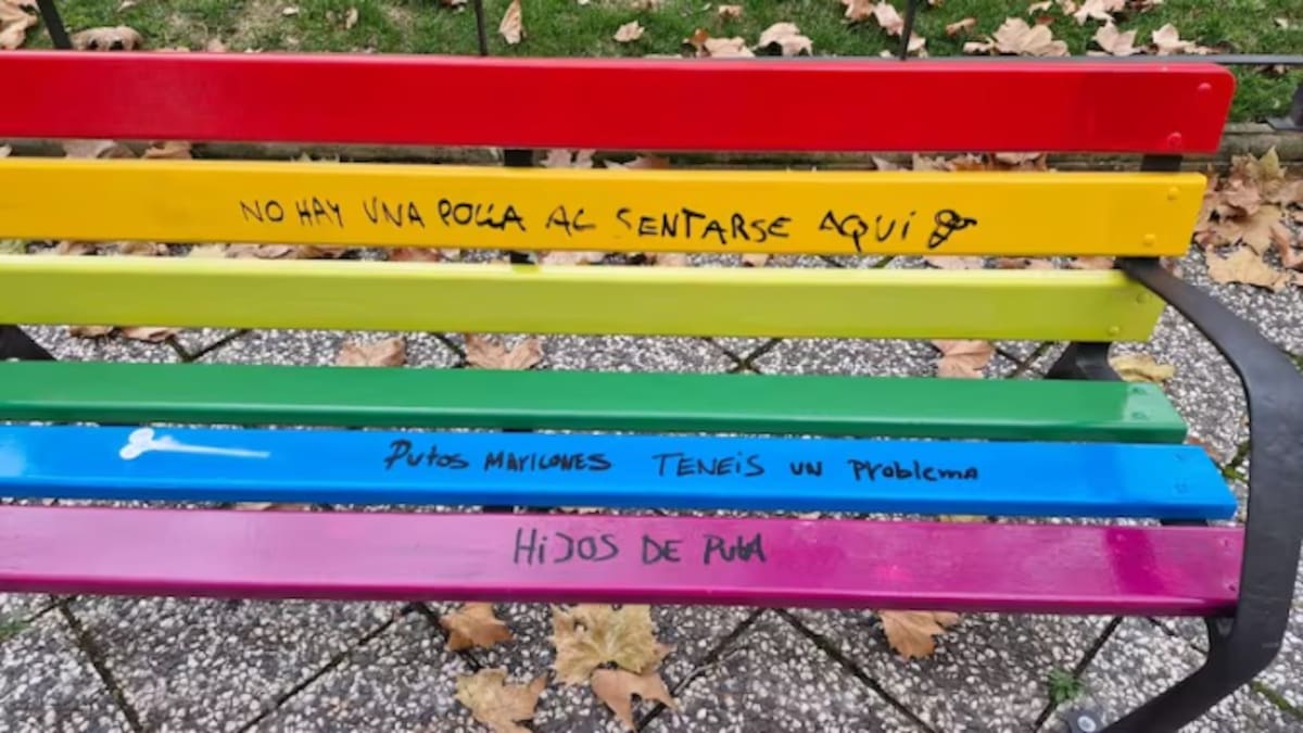 Vandalizan un banco LGTBI en Pamplona