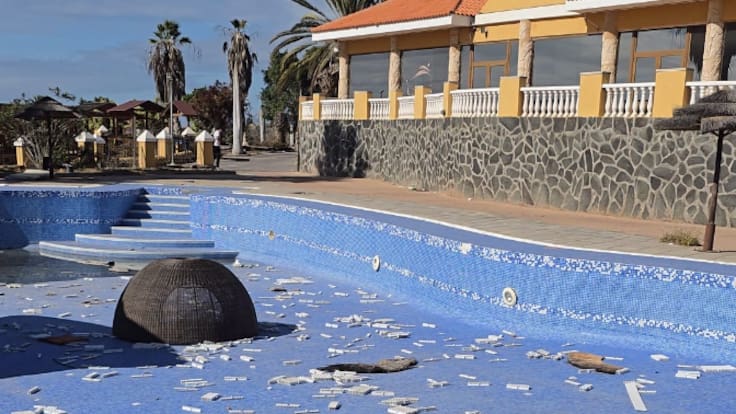 Culmina el desalojo del hotel okupado del sur de Tenerife: "Me gustaría pedir perdón a la dueña"