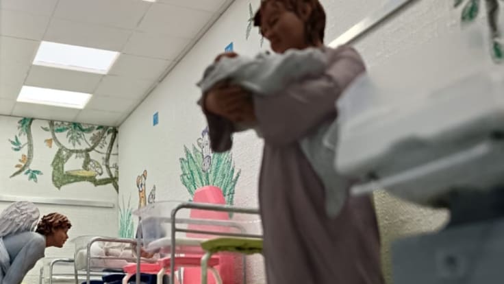 Hablamos sobre la tradición del Belén con dos montadores de belenes, Carlos Leis, del Hospital Infanta Elena de Valdemoro, y Juan Antonio García, montador del Belén de la parroquia de Torrejón de Velasco.