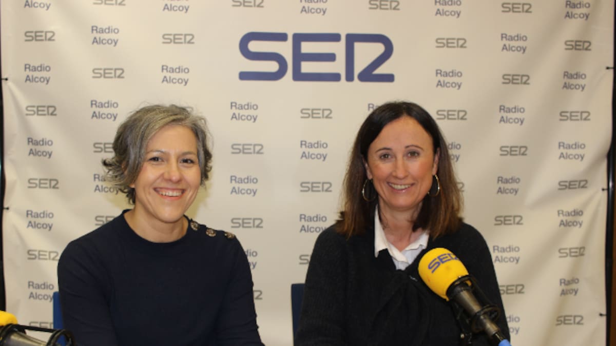 Elia Llinares y Aroa Mira, técnica y edil de Participación Ciudadana, explican la fase de votación para elegir las propuestas para los Presupuestos Participativos de 2026 de Alcoy