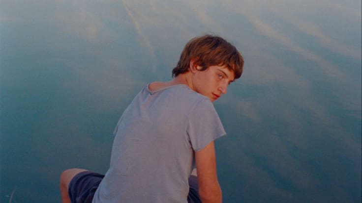 ‘Extraño río’, un viaje íntimo por la adolescencia y la naturaleza en la gran pantalla