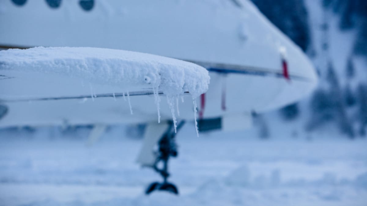 Un avió pot volar si té neu a les ales?