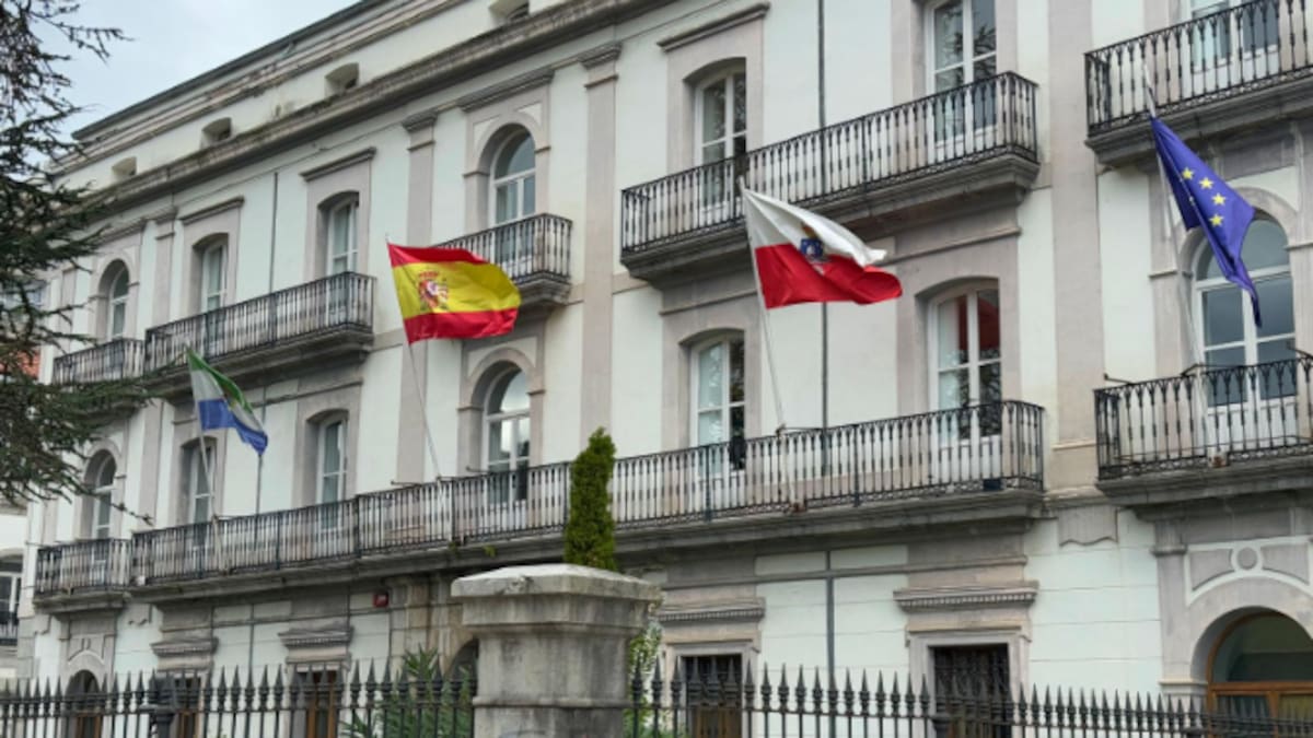 El alcalde de Laredo defiende la legalidad de la Batalla de Flores 2025 y niega las acusaciones de la tercera clasificada