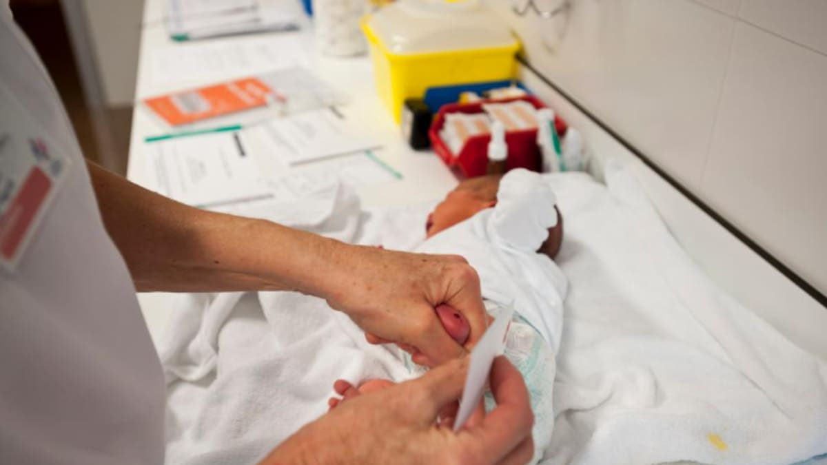 La "prueba del talón" a los neonatos incluye la detección de la atrofia muscular espinal