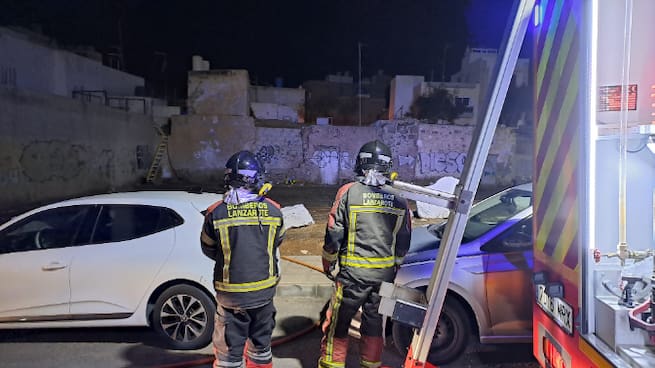 Salvan la vida de dos personas tras un 'peligroso' incendio en la capital de Lanzarote
