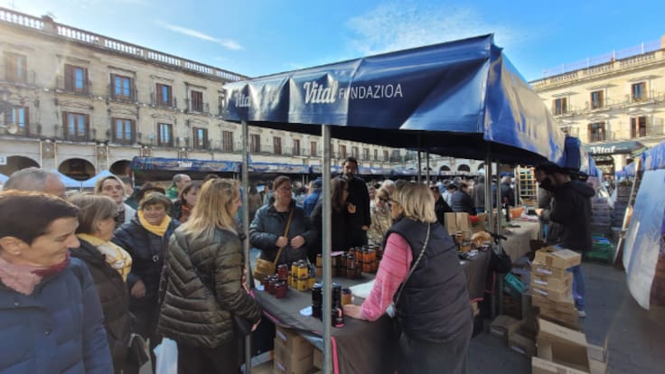 Productos de Calidad y Actividades en el Mercado de Navidad de la Plaza Nueva