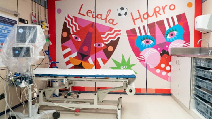 Supertxapeldunak: el Athletic se cuela en las Urgencias Pediátricas de Cruces para ayudar a los más pequeños a recuperarse mejor