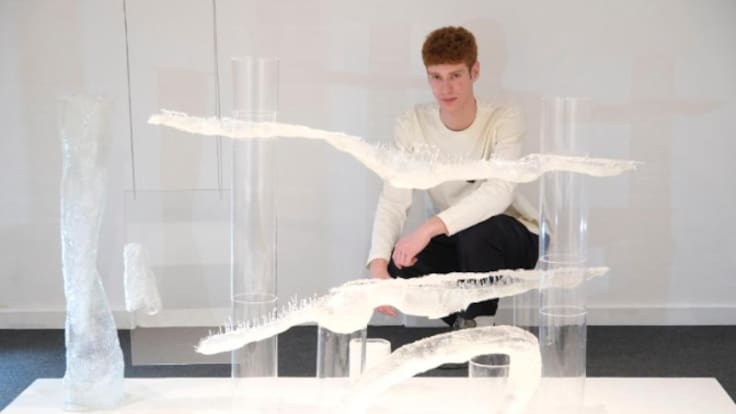 Álvaro Morón explora la memoria del territorio a través de la teja, la cal y el agua