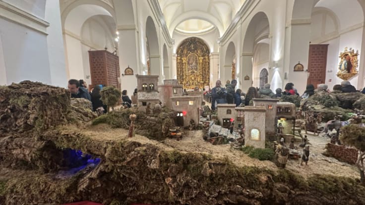 Pedro Merino, párroco de la Iglesia de San Salvador de Leganés, habla del premio que el Belén de la parroquia ha recibido.