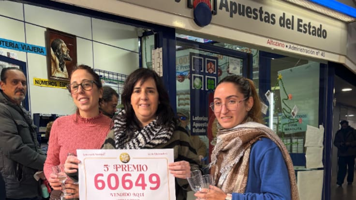 Regla Peinado, la dueña de la administración de la calle San Jacinto: "Estoy contentísima de seguir repartiendo ilusión"