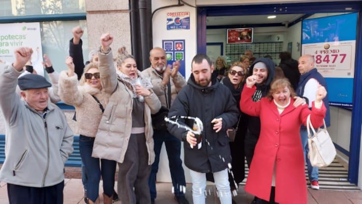 Varios agraciados con un cuarto premio en Getafe celebran los 10 millones de euros repartidos en la administración número 18