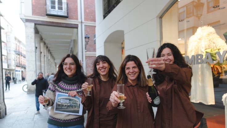 Las 5 trabajadoras de Bimba y Lola Palencia celebran el 2º premio de la Lotería de Navidad