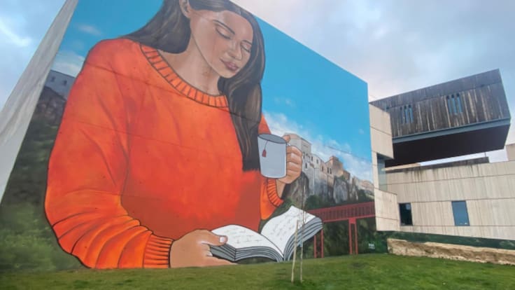 Cuenca suma un nuevo mural monumental que apuesta por la lectura y la calma