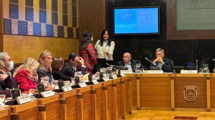 Lorena Orduna leía en el pleno una carta a los vecinos de Santa Clara