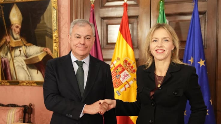 José Luis Sanz (PP) y Cristina Peláez firman el acuerdo de los presupuestos de 2026