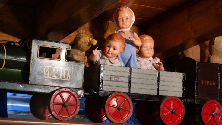 Un tren y una muñeca: niños, hambre y dignidad en varias historias navideñas