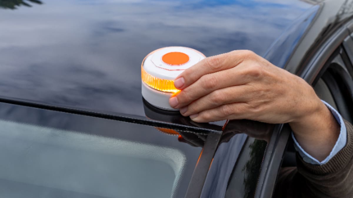 Cuidado con los fraudes y las multas: todo lo que necesitas saber sobre la baliza obligatoria de tráfico