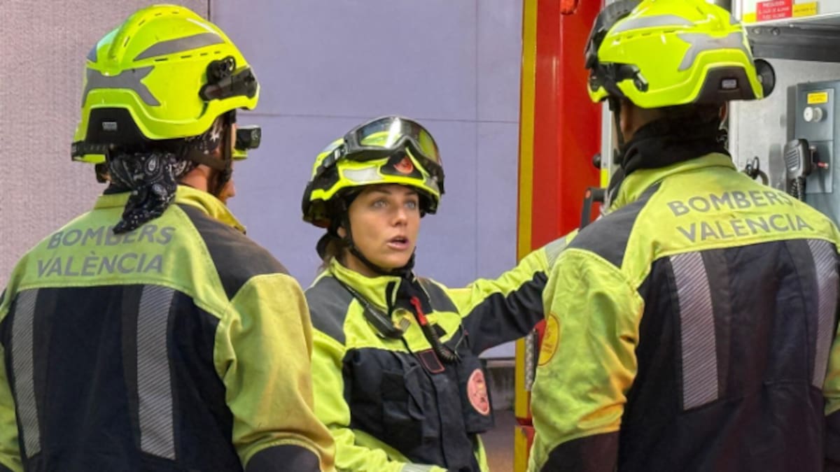 Un día con los "ángeles de la ciudad", los bomberos que están de guardia esta Nochebuena en València