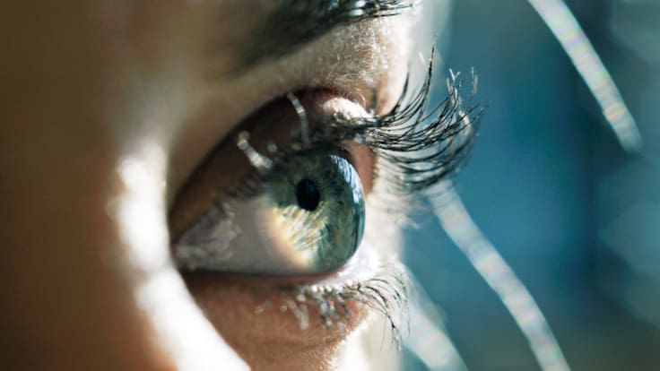 Los ojos azules no existen: el fenómeno físico que afecta a tu mirada y también al cielo