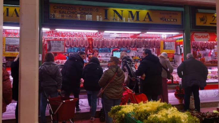 Recoger encargos y hacer las compras de última hora: este es el ambiente en los mercados de Logroño en Nochebuena