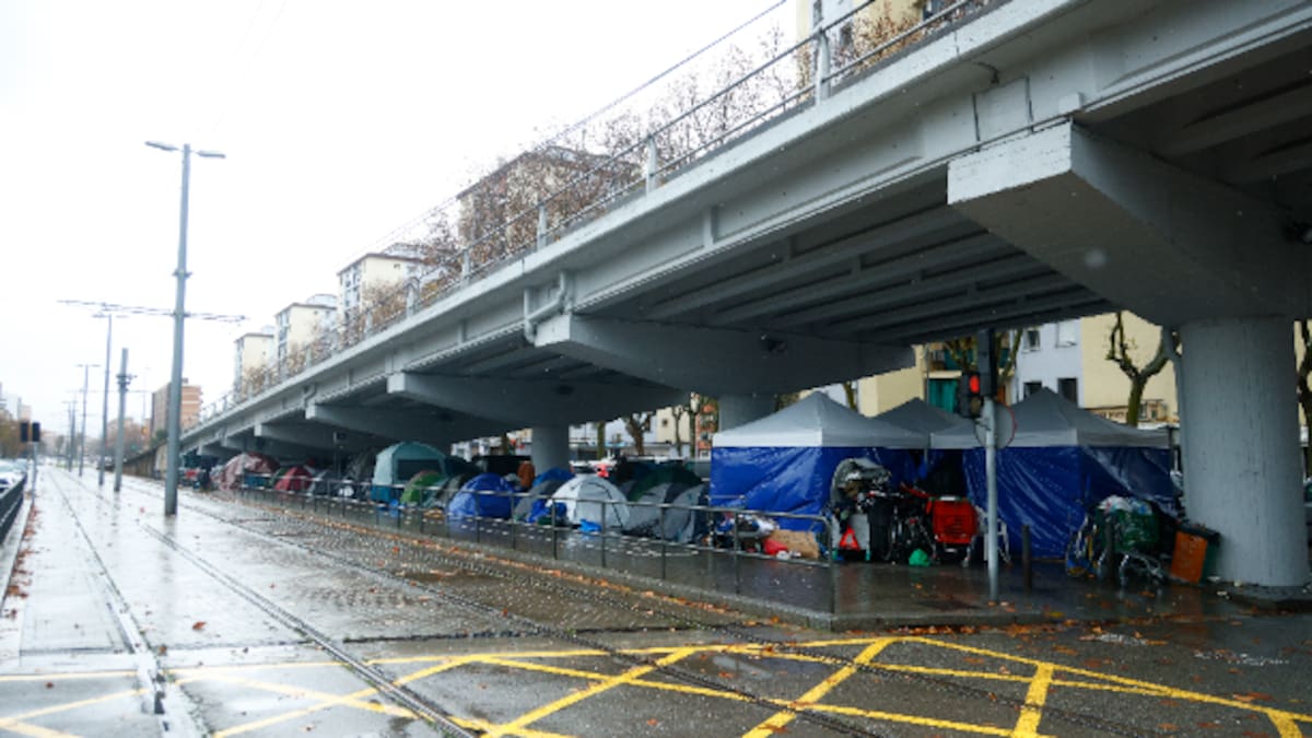 Les entitats que treballen per reubicar els desallotjats del B9, a Albiol: "Només apareix en moments que per ell són victòries, però al pont no ha vingut cap dia"