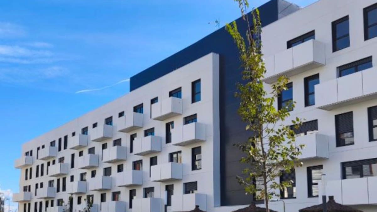 Miguel Ángel Bernal, vecino del edificio Bella Dorotea,3, del Plan Vive Los Molinos en Getafe, denuncia problemas con el agua caliente en Navidad.