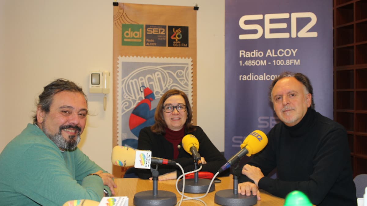 Joel García i Silvia Borrell, vicepresident i presidenta del Grup de Danses Carrascal, i el director musical Moisés Olcina parlen sobre l'assaig del Poble per a l'acte del Ban Reial
